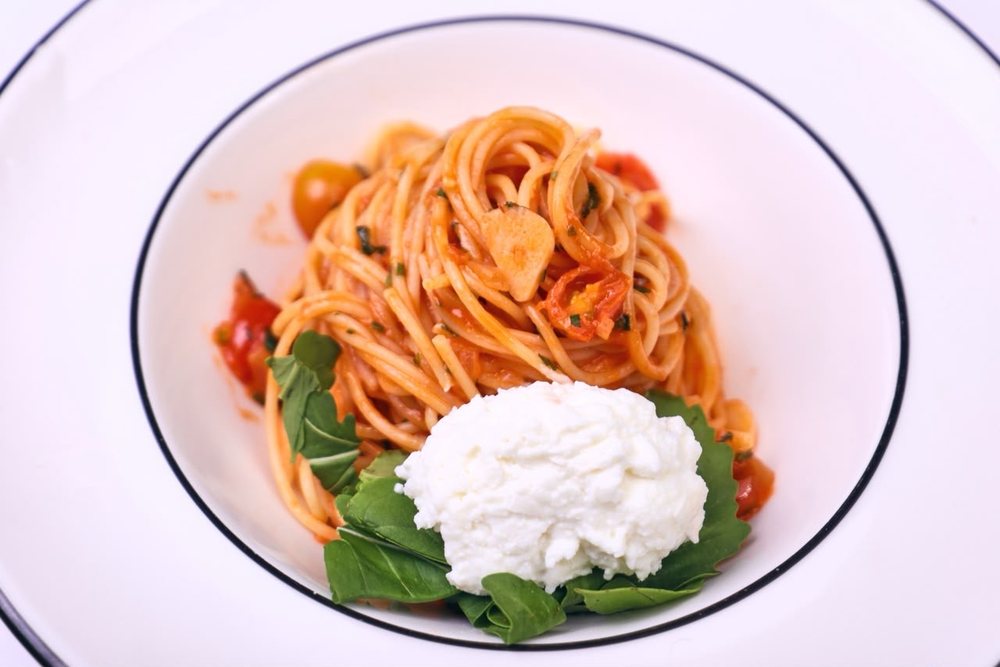 Linguine with tomato and burrata
